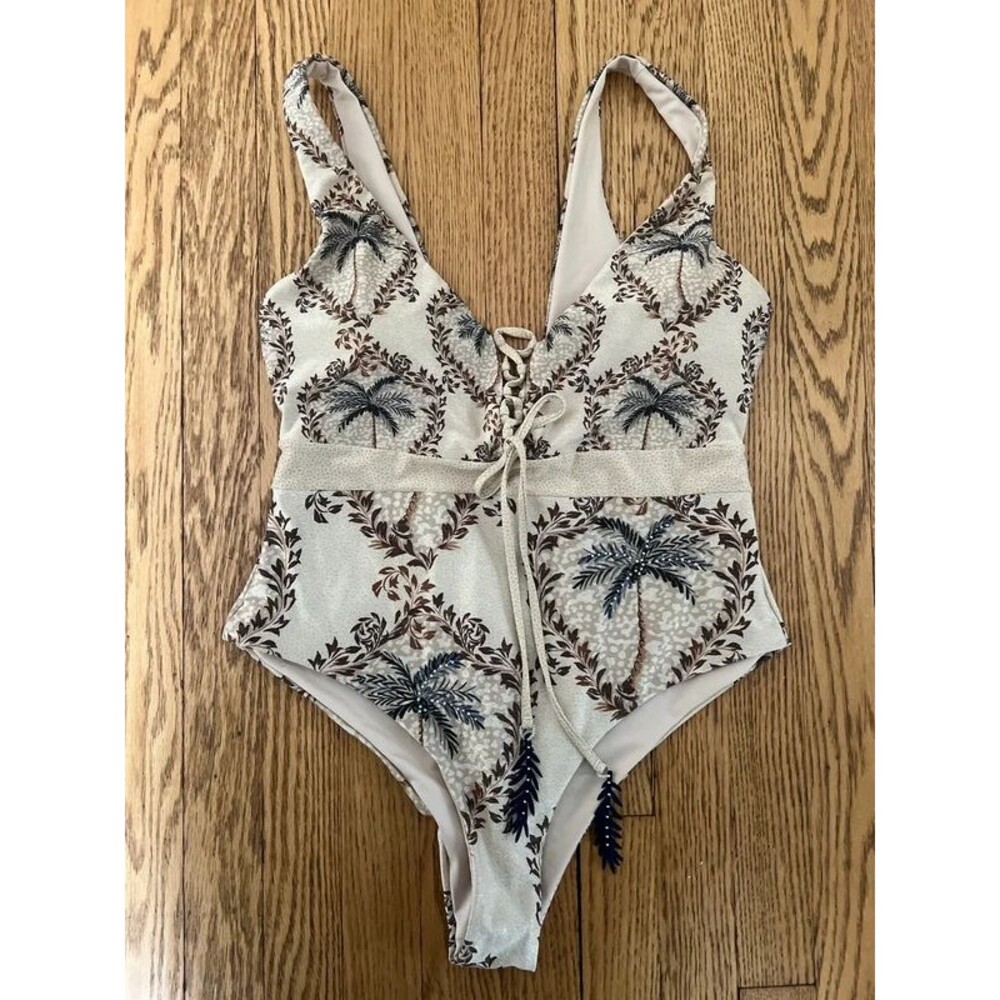 Gorgeous 1 piece bathing suit - Picture 4 of 4